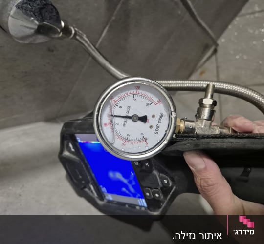 מד לחץ מחובר לצינור גמיש עם מסך תצוגה